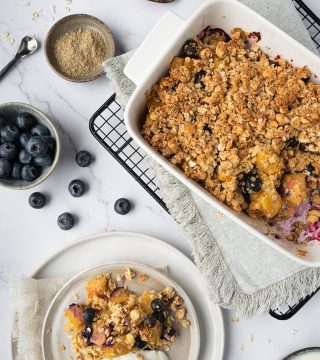 Crumble met kaki en blauwe bes