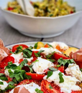 Freekeh met groenten en tomaten mozzarella salade