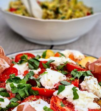 Freekeh met groenten en tomaten mozzarella salade