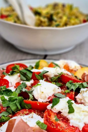 Freekeh met groenten en tomaten mozzarella salade