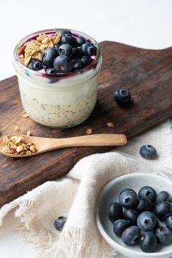 Overnight oats met blauwe bessen en bessencoulis