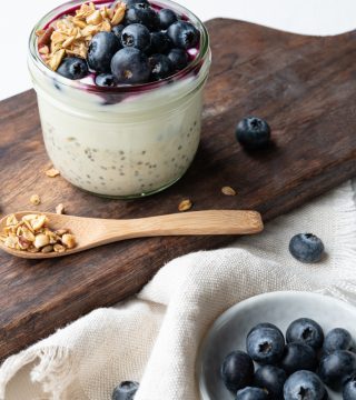 Overnight oats met blauwe bessen en bessencoulis