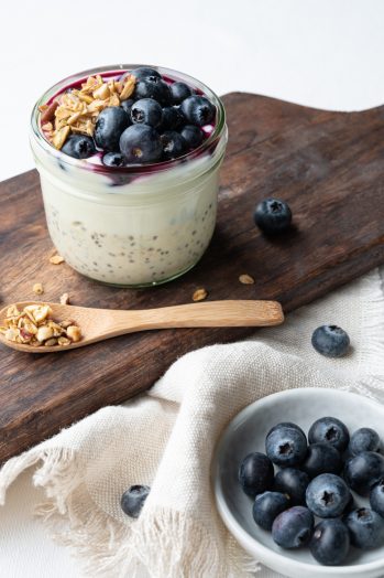 Overnight oats met blauwe bessen en bessencoulis