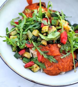 Pasta met tomatensaus en gebakken groentjes