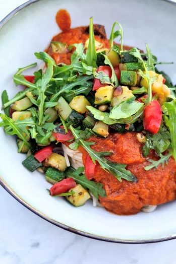 Pasta met tomatensaus en gebakken groentjes