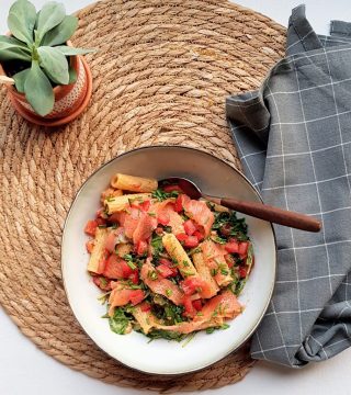 Romige pasta met paprika, spinazie en gerookte zalm.jpg