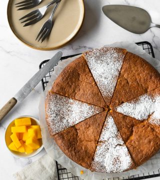 Yoghurt mango cake geheel