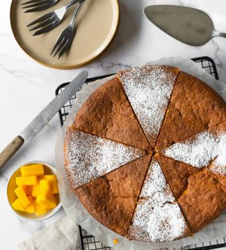 Yoghurt mango cake geheel