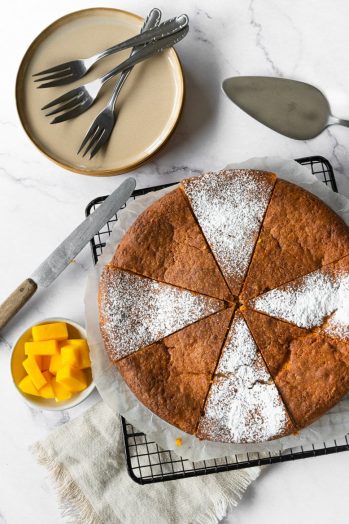 Yoghurt mango cake geheel