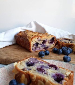 Ontbijtcake met appel en blauwe bes